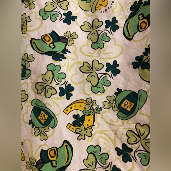 UA scrubs St. Patricks Top X-Large. Green, yellow white. - Picture 5 of 7